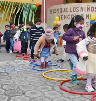 I bambini del centro Ojos de Cielo a Quito (Foto Avsi)