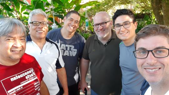 Alejandro (a destra) con gli amici della Fraternità
