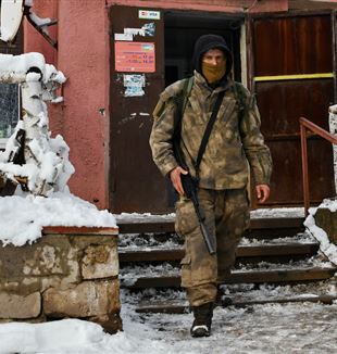 Un soldato ucraino al confine con la Repubblica Popolare di Donetsk dei separatisti filo russi (Foto Andriy Andriyenko/SIPA-USA/Mondadori Portfolio)