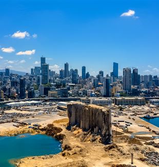 Il porto di Beirut distrutto dall'esplosione dell'agosto 2020 (Foto Ali Chehade/Shutterstock)