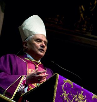 Duomo di Milano, 24 febbraio 2005. L'allora cardinale Ratzinger durante l'omelia (Foto Fraternità CL/Roberto Masi)