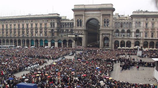 La folla in Piazza Duomo a Milano. Al funerale parteciparono circa 30mila persone (Foto Fraternità CL)