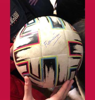 Il pallone firmato da papa Francesco