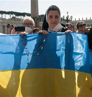 Fedeli ucraini in piazza San Pietro (Foto: Catholic Press Photo)