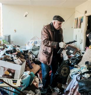 In una casa bombardata vicino a Kyiv (Matthew Hatcher/ZUMA Press/Ansa)