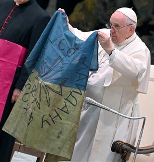 Il Papa mostra la bandiera ucraina arrivata da Bucha (©Ettore Ferrari/Ansa)
