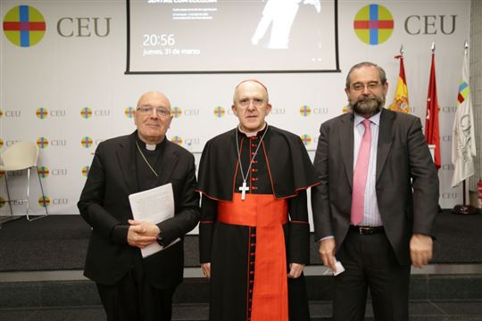 Da sinistra, monsignor Massimo Camisasca, il cardinale Carlos Osoro e Alfonso Bullón de Mendoza, presidente di ACdP (©ACdP)