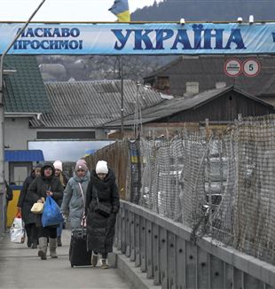 Profughi in fuga dall'Ucraina al confine con la Moldavia (©Ansa/Ciro Fusco)
