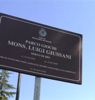 La targa che intitola a don Giussani un parco giochi di Desenzano del Garda (Brescia)