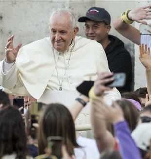 Papa Francesco all'incontro con i giovani. Piazza San Pietro, 18 aprile 2022 (©Massimiliano Migliorato/Catholic Press Photo)