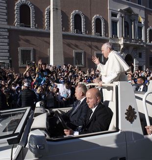 Il Papa tra i giovani il 18 aprile (©Vatican Media/Catholic Press Photo)