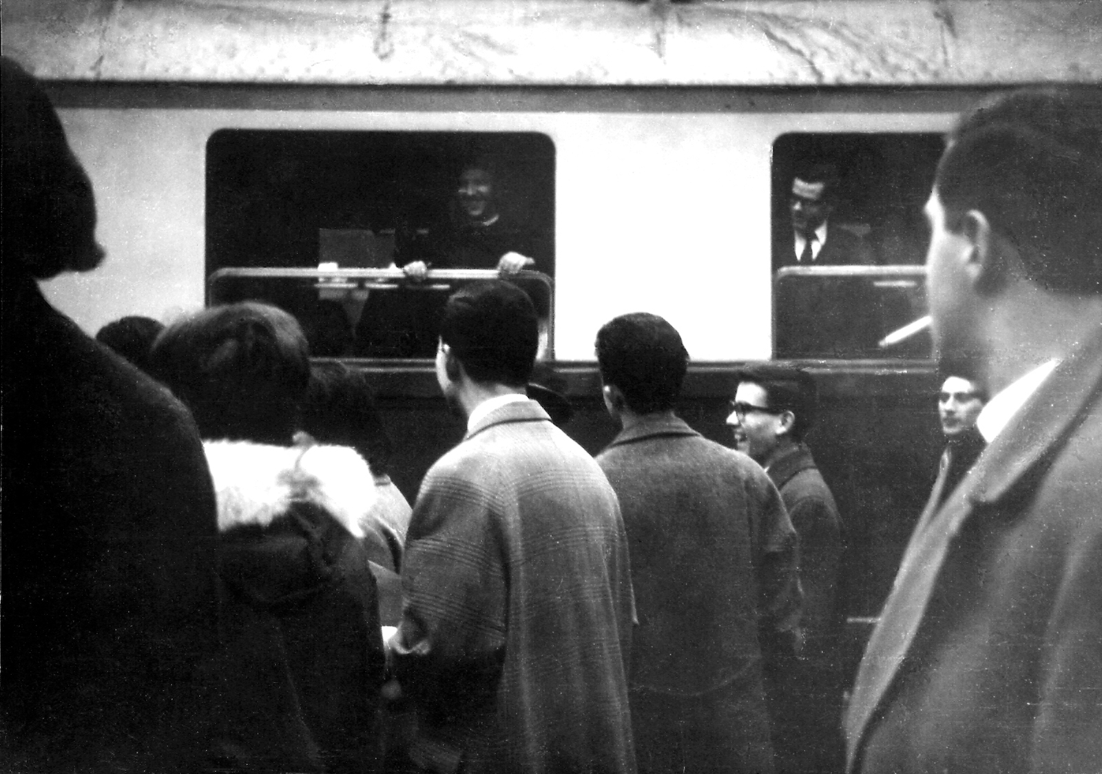 Don Giussani, in partenza, si sporge dal finestrino del treno che porterà i ragazzi a Roma da dove partiranno per il Brasile. Milano, 7 gennaio 1962 (©Fraternità CL)