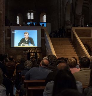 Un video di Enzo Piccinini proiettato nell'Abbazia di Nonantola (foto: Maria Beatrice Cattini)
