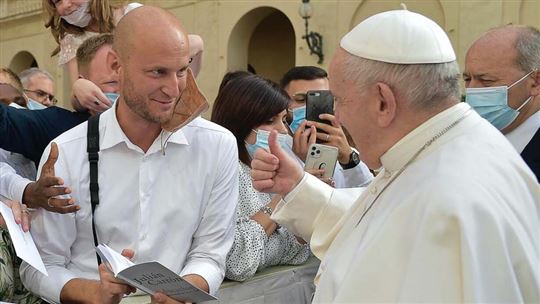 David Macek consegna a papa Francesco ''Educazione. Comunicazione di sé''