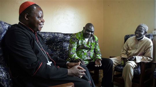 Il cardinale con il pastore Nicolas Guerekoyame-Gbangou (al centro) e l’imam Omar Kobine Layama (Foto: © Florent Vergnes/AFP/Getty Images)