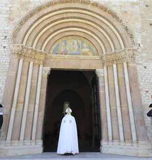 Papa Francesco apre la Porta Santa della Basilica di Collemaggio a L'Aquila (©Vatican Media/Catholic Press Photo)