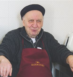 Don Antonio Villa nella cucina della sua scuola a Tarcento, Udine