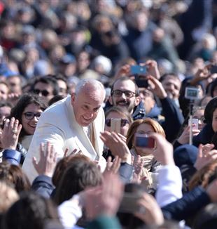 Papa Francesco all'Udienza con CL il 7 marzo del 2015 (©Ansa/Maurizio Brambatti)