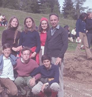 Don Piero Re con alcuni giovani negli anni Settanta (©Dario Casiraghi)