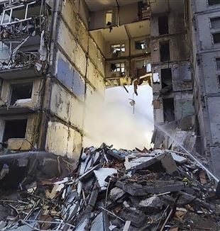 Le devastazioni a Zaporizhzhia dopo gli ultimi attacchi russi (©Ansa)