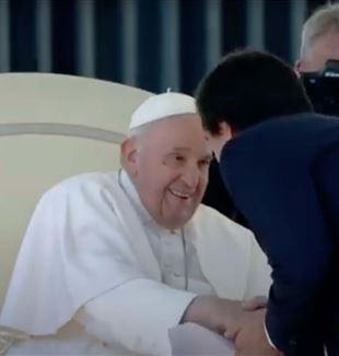 Papa Francesco saluta Davide Prosperi