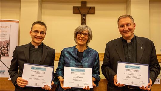 Da sinistra: don Mateusz Rachwalski, Agnese Simonetto e monsignor Massimiliano Matteo Boiardi (Foto: Massimo Quattrucci)