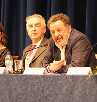 Franco Nembrini con Lorenzo Ornaghi, presidente della giuria (Foto: Andrea Mariotto)