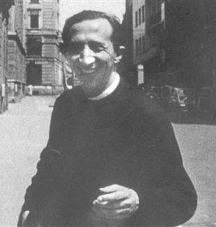 Don Giussani in via Commenda, davanti al Liceo Berchet, 1959 (Foto: Fraternità di CL)