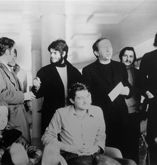 Don Giussani con alcuni universitari ad Einsiedeln per gli Esercizi spirituali del Clu della Svizzera nel 1971 (©Fraternità di CL, a disposizione degli eventuali aventi diritto)  