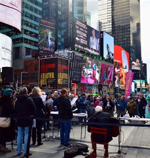 Il gesto per la pace a Times Square (Foto: Giuly Riboldi)