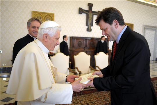 Peter Seewald consegna il suo libro-intervista a Benedetto XVI nel novembre 2010 (Catholic Press Photo)