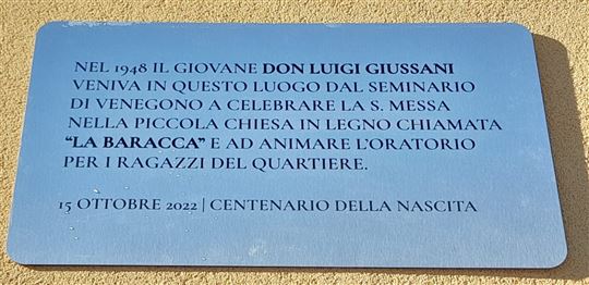 La targa commemorativa al Villaggio Matteotti