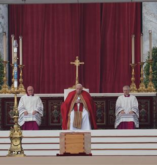Papa Francesco durante i funerali di Benedetto XVI (©Ansa/Massimo Percossi)