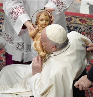 Papa Francesco alla messa dell'Epifania (©Ansa).