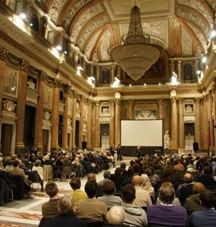 La Sala del Maggior Consiglio di Palazzo Ducale a Genova durante la serata per don Giussani