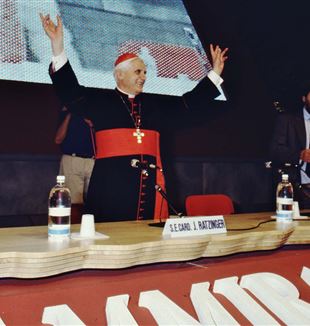 L'allora cardinale Joseph Ratzinger al Meeting di Rimini nel 1990