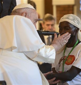 Il Papa a Kinshasa durante l'incontro con le vittime delle violenze della guerra in Congo (Foto Vatican Media/Catholic Press Photo)