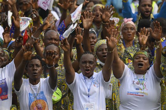 Fedeli congolesi alla Messa di Papa Francesco a Kinshasa (Foto Vatican Media/Catholic Press Photo)
