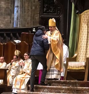 Davide Prosperi saluta monsignor Delpini (Foto Pino Franchino/Fraternità CL)