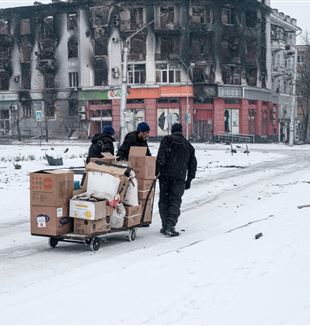 Volontari portano aiuti ai civili rimasti a Bakhmut, in Ucraina (Foto Ansa)