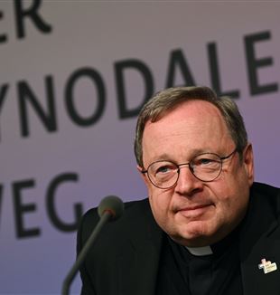 Monsignor Georg Bätzing, presidente della Dbk, la Conferenza episcopale tedesca (Foto Arne Dedert/dpa/Ansa)