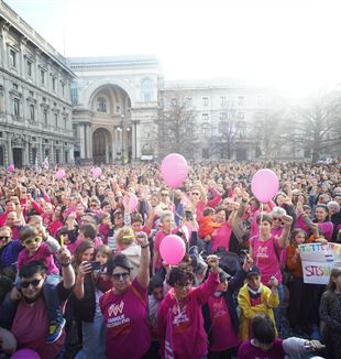 La manifestazione delle "famiglie arcobaleno" a Milano, sabato 18 marzo (Foto Ansa) 