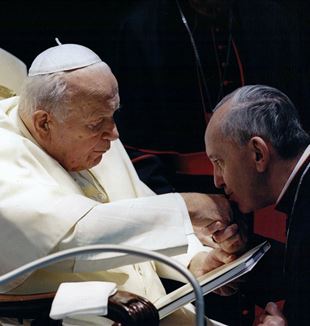 Giovanni Paolo II con l'allora cardinale Bergoglio (Catholic Press Photo)