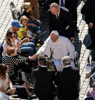 Il Papa saluta i malati al termine dell'Udienza del 15 ottobre 2022 (Giovanni Dinatolo/Fraternità CL)