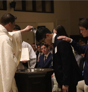 Padre Brenson battezza Alvin durante la notte di Pasqua