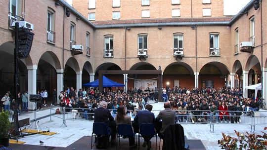 Un incontro in piazza Scaravilli (Foto Francesca Turri)