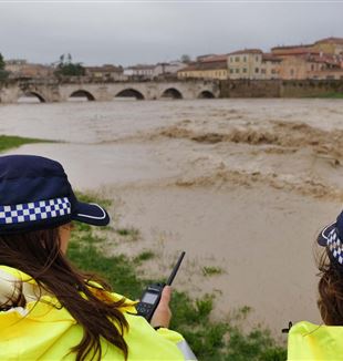Il ponte di Tiberio nei giorni dell'alluvione (Foto: ANSA)