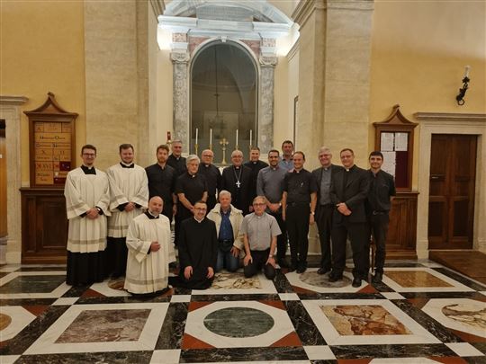 Il cardinale De Donatis con alcuni sacerdoti di CL di Roma