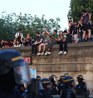 Ragazzi durante le proteste a Parigi (Foto Ansa)