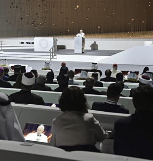 Papa Francesco all'"incontro della fratellanza" con i rappresentanti di tutte le religioni presso il Founder's Memorial di Abu Dhabi. Emirati Arabi Uniti, 4 febbraio 2019 (Catholic Press Photo)